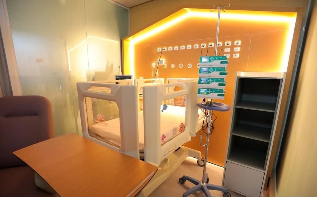 Leito hospitalar: Painel com iluminação embutida