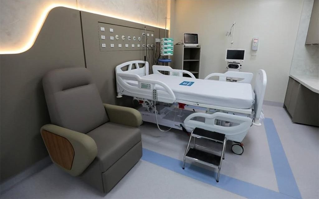 Quarto hospitalar: Marcenaria e painel técnico