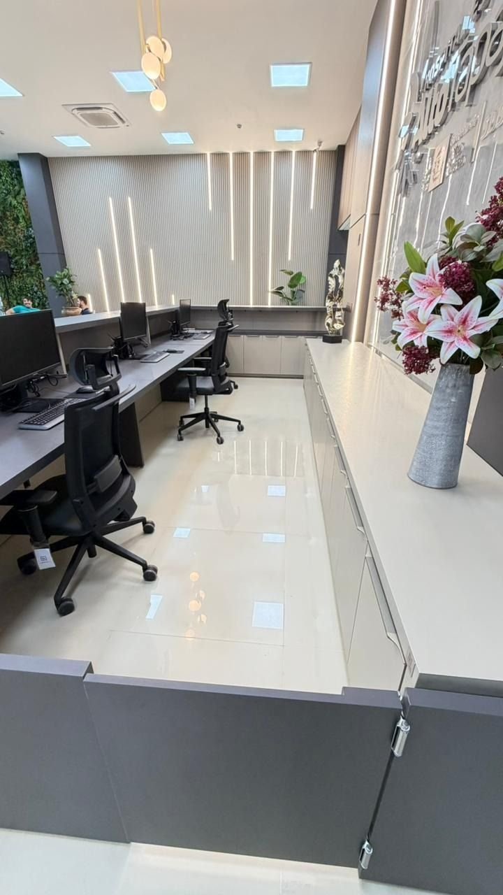 Sala de trabalho: Estações e painel iluminado