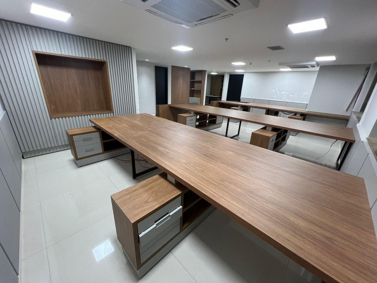 Sala de reunião: Mesa e painel planejados