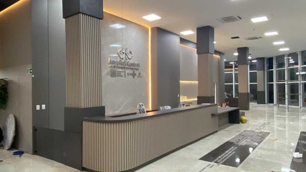 Recepção: Balcão com painel iluminado